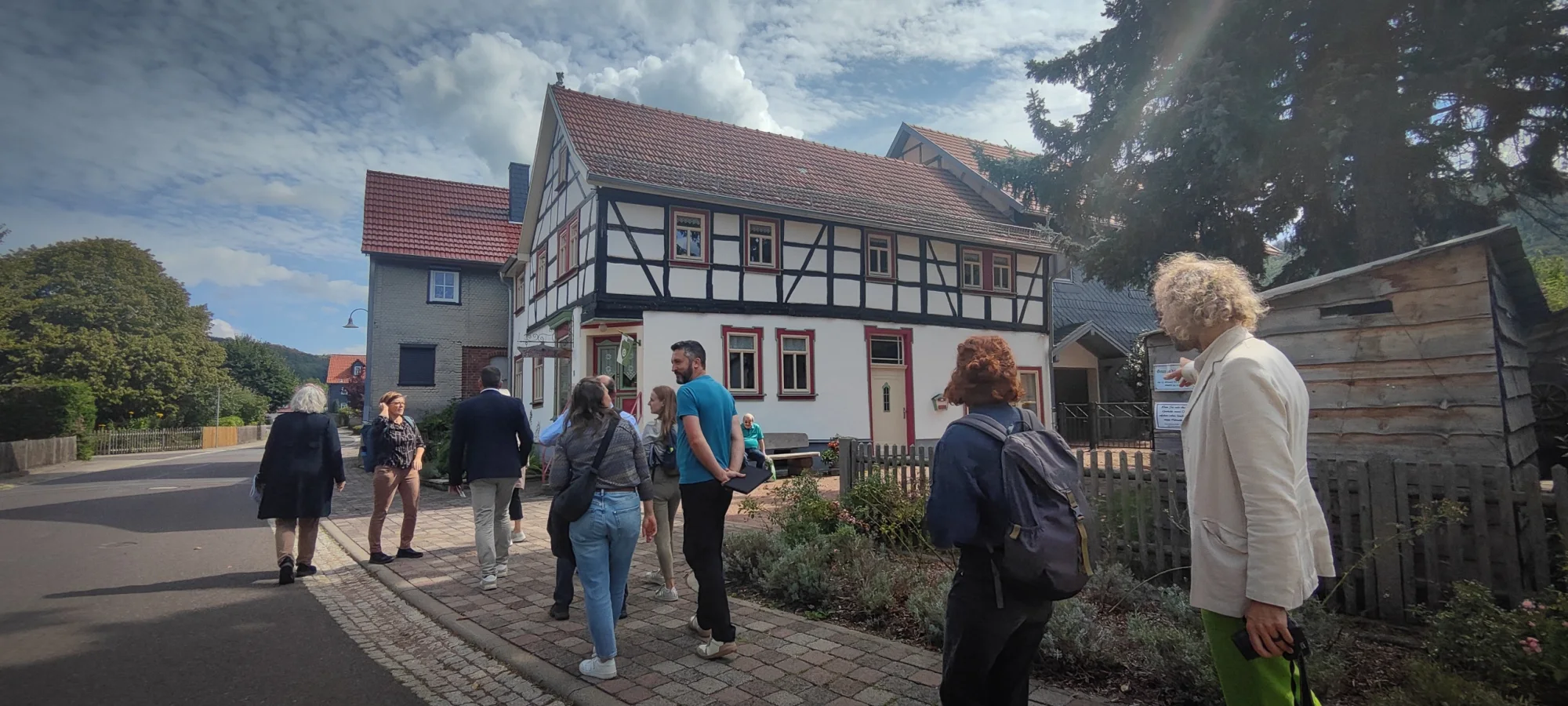 Begehung des Ortes - hier an der Heimatstube in der Hauptstrasse